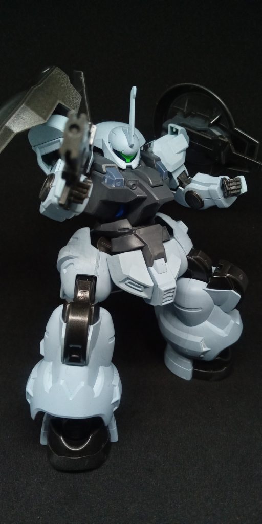 「ピーキー」というのもこの機体の搭乗者の反射速度に調整をした結果グエル機よりもピーキーな仕上がりになってしまったようだ…機体の装備は一般機と殆ど同一である。