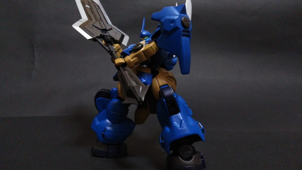 　パイロットの男はすぐさま病院へと搬送され、重傷であったものの意識はすぐに回復した。しかし男は記憶の多くを喪失しているらしく、自分の名前すら思い出せない有様であった。一定以上の回復が認められた後、男はジェターク社のCEOであるヴィム・ジェタークから仮の名とＩＤ、専属秘書と言うポストを与えられ、ジェターク社に入社することとなった。