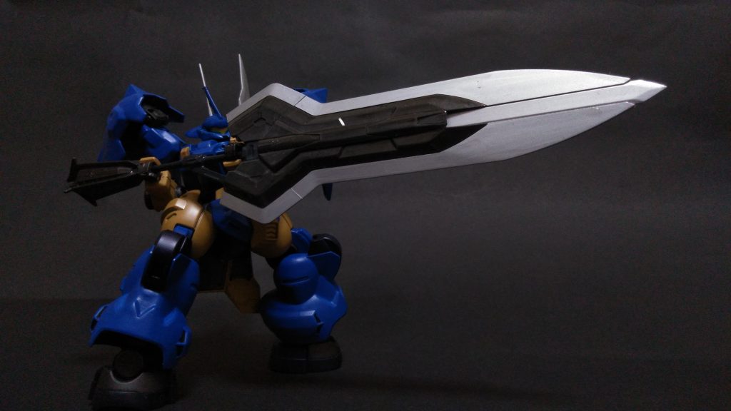 　秘書官として相当に有能であった男は公私を問わずヴィムに仕え、確かな信用を得ていた。そんなある日、ジェターク社の工廠の視察に同行していた男は、当社の主力機であるMS・ディランザに興味を抱いた。ヴィムは気まぐれに、男にディランザのシミュレーションを行わせた結果、想定を遥かに上回る結果でクリアしてみせた。