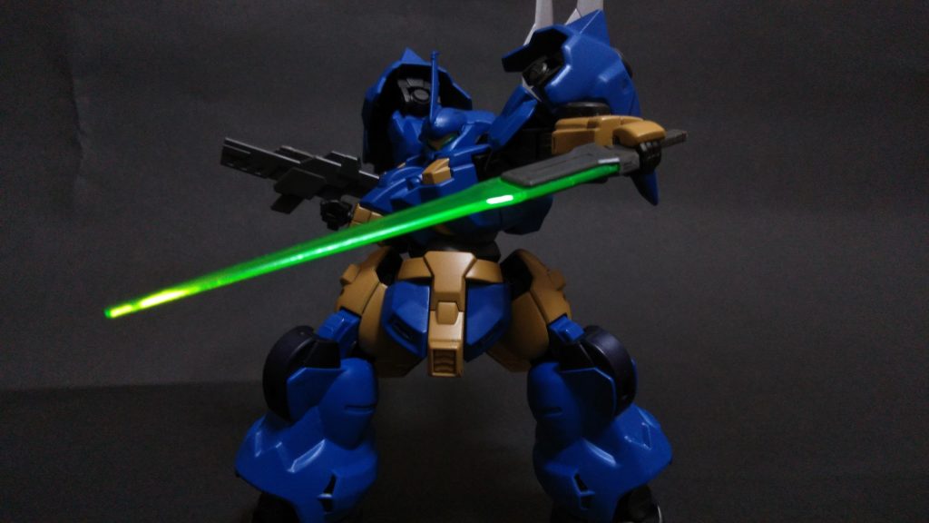 　これを見たヴィムはシミュレーションだけでなく、実機を用いた模擬戦も行わせると、パイロット科の生徒の大半を撃破すると言う凄まじい実力を見せつける。男を秘書官だけに留めずに、護衛のMSパイロットとしての役割も任命し、彼専用のディランザも与えることに決定した。