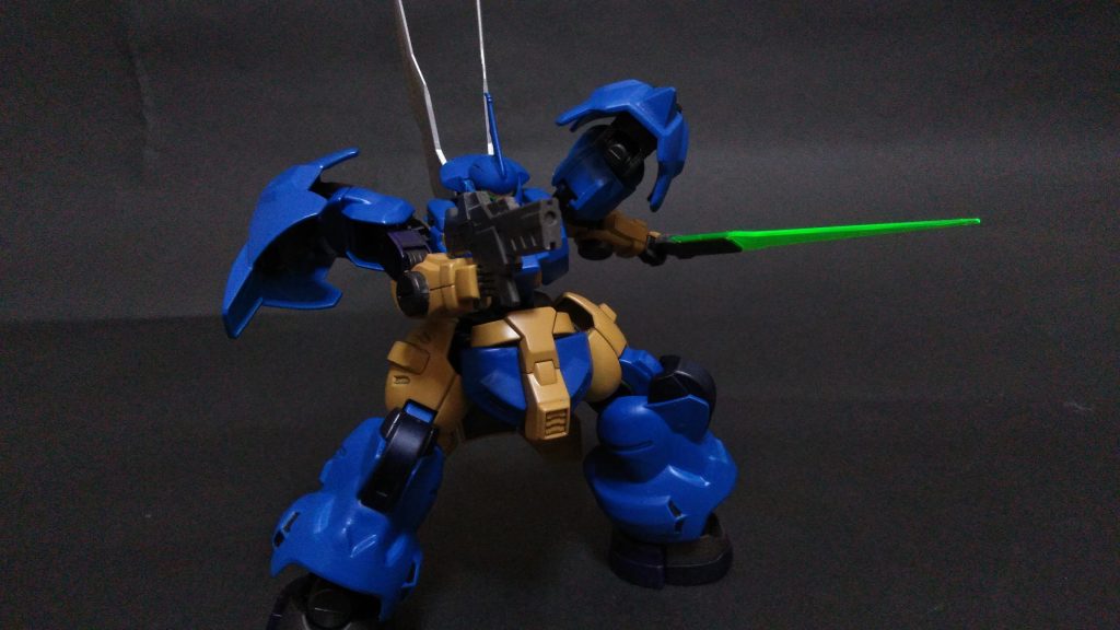 　専用のディランザは、男が乗っていた正体不明機のカラーリングに似せられて塗装された。その際、男は自分のディランザの武装にある希望を添えた。「大型のバスターソードを頼む」と。　ビーム兵器が普及したこの時代に、大質量の実体剣など前時代的な武装であったが、ジェターク社製MSの高出力であれば問題なく運用することが出来た。