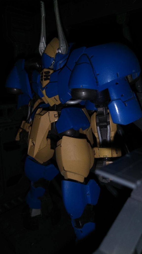 　その一方で、男が乗っていた正体不明機は、ジェターク社の総力を挙げて復元されつつあったが、電波障害を引き起こす謎の動力機関や、残されていた僅かなデータから確認された武装などの再現は難航していた。また、円形状の脚部や重装甲・高出力仕様らしいその特徴は、どこかディランザに似ていたのは偶然だろう。