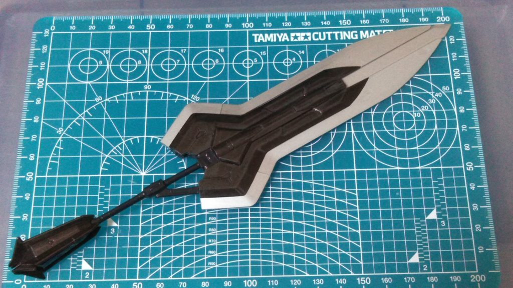 　と、言うわけで、ディランザ【グエル機】をヘルムヴィーゲ・リンカーっぽいカラーリングにして、オリジナルのバスターソードを持たせました。バスターソードは、MSGのメガスラッシュエッジに、鉄血オプションセットのツインメイスをプラ棒やら何やらで繋げて作りました。