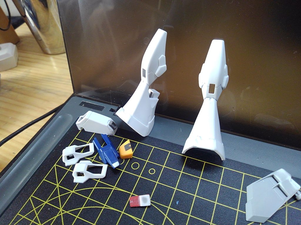 ちょこちょことプラ板貼ってディテールアップしています