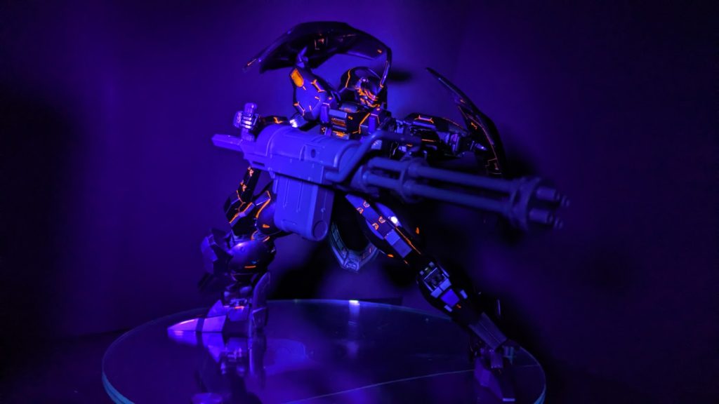 光沢クリアの乾燥中に、この色と蛍光墨入れならガトリング持たせたいな・・・とMSGのガトリングを買ってきて持たせてみました。時間があったら同じような色で塗装したいなと思いつつ、どうせジャベリン持たせるかと思って葛藤中。