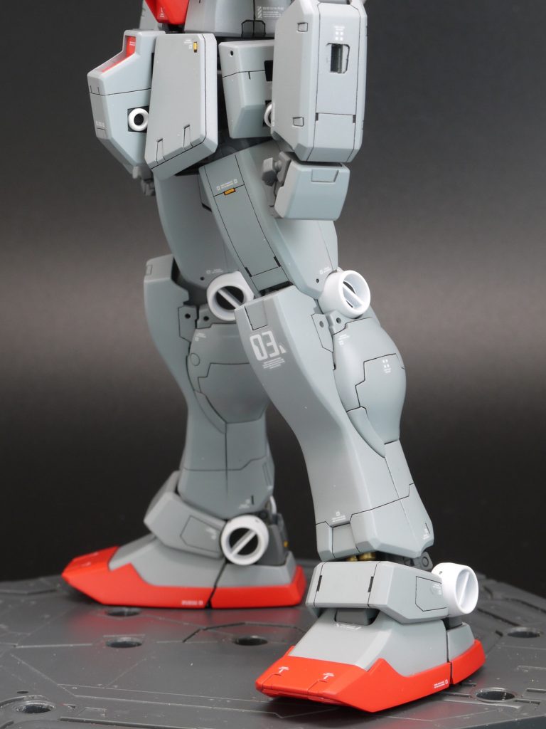 <脚>・合わせ目を処理しやすいVer. Kaを加工・ハの字に開けるように太もも干渉部をカット・太ももシャープ化・ヒザ形状変更、キットは尖り過ぎなので短く・ふくらはぎのダクト廃止・スネ3mm延長・アンクルガード形状変更して小型化・スリッパ左右をカット、甲をフラットに加工