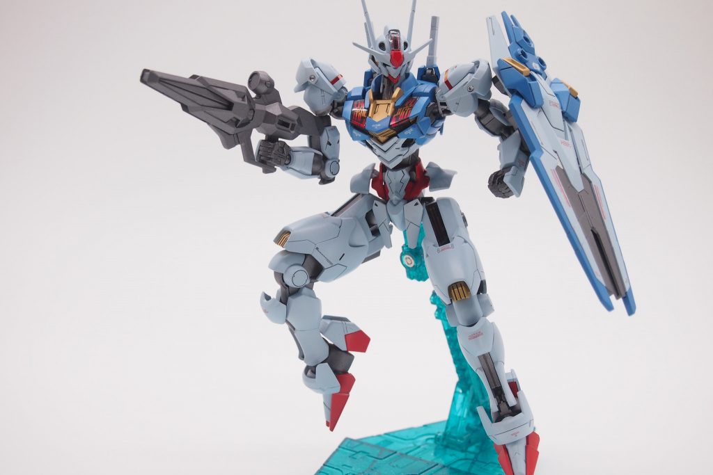 白パーツの塗装には、少量のキャラクターブルーを混ぜています。内部フレームはメタルブラックとシルバーを混ぜて塗装しています。