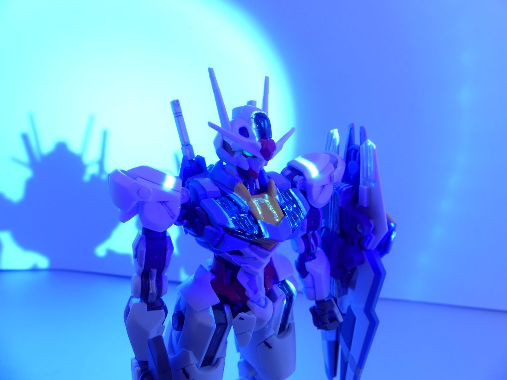 パーメット青発光の秘密は製作ストーリー参照。そのままだと肩と墨入れ以外あんまり変わりない・・・ので早速ブラックライトを用いて光らせます。下地の黒にシタデルコントラスト、発光部分にはガイアルミナスカラー(現在廃盤)・ルミナスブルーを使用。クリアパーツは裏から塗ったルミナスカラーで発光。周辺部はルミナスカラーを薄めて再現。目は独立してルミナスグリーンで光らせています。