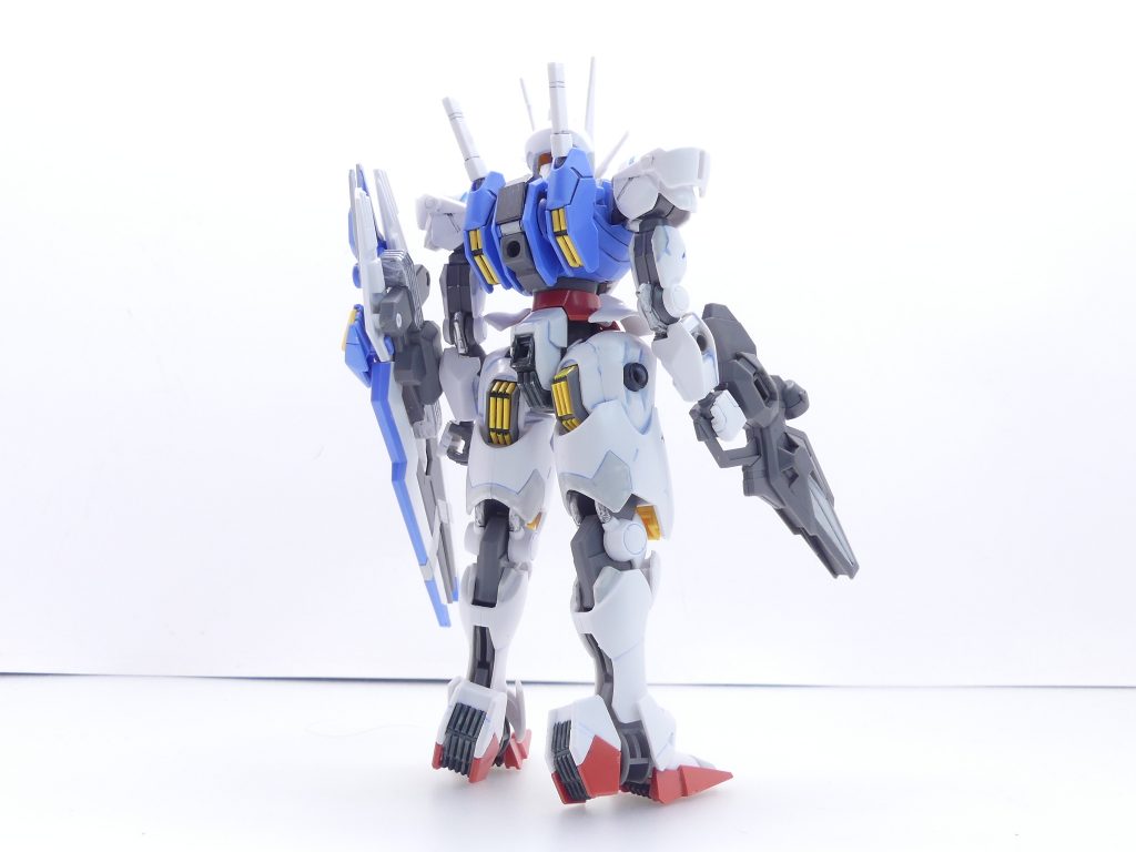 後ろから。キットとしては昨今のフォーマットでポリキャップレス。その分完全なプラモ初心者だとはめにくいところとかあるかも。ダブルサイドシールは厚みがかなりきつく、試しに剥がそうとしたところ台紙の方が剥がれたことが何度も。