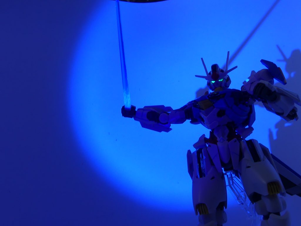 キットのままだとビームサーベルなどは発光しないのでこちらはこちらで別に塗り・・・