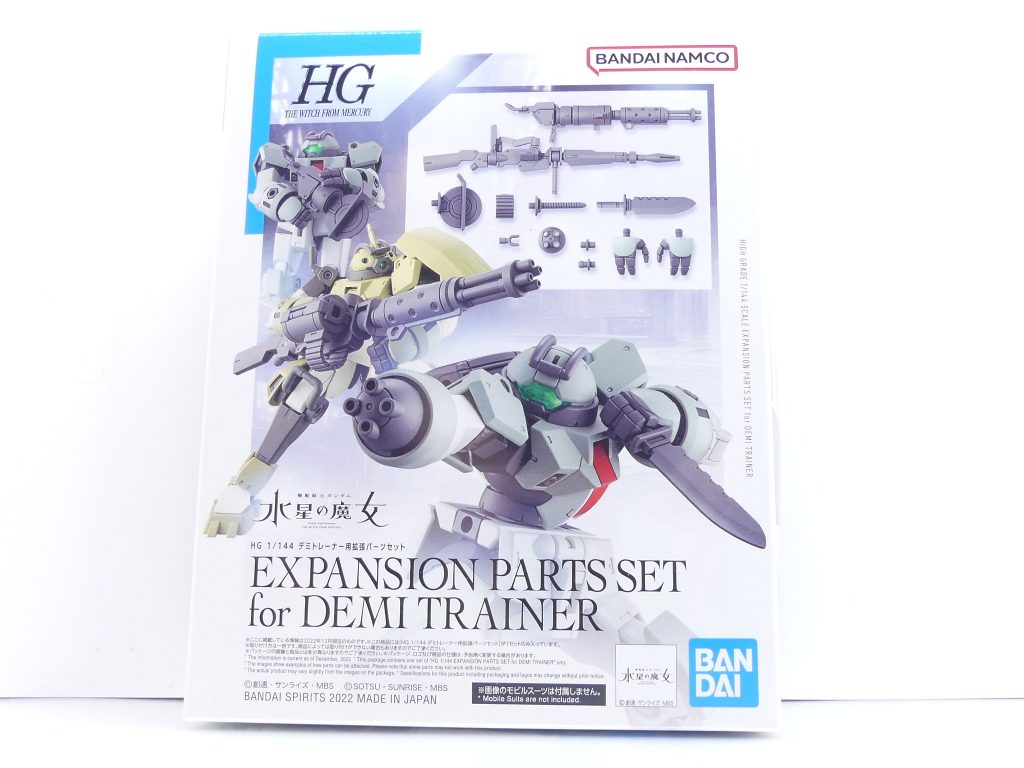 【ガンプラデータ】種別:HG水星の魔女シリーズ(双方とも、振り番共通)発売日:2022年12月10日(双方とも)価格:1320円(税込み)(デミトレ)、880円(税込み)(拡張パーツ)関連ガンプラ:HG水星 デミトレーナー(チュチュ専用機)(デミトレ本体の仕様変更、拡張パーツD1ランナーが付属)年末でいっぱいいっぱいの筆者です。ただでさえ仕事でいっぱいいっぱいなのに・・・パルデア地方で宝探しをしたりナウイ・ミクトランを冒険したり・・・実はまだ言えない(ガンプラの方の)次回作も密かに進めていたり・・・それ以外にも体調面など様々に重なった結果、武装はもちろんのこと(素組み状態でレビューするのが「GBNW」の仕様です)・・・今回デミトレはシールすら貼っていない完全素組み状態でのレビューです。申し訳ありません。ともあれ、1年と数ヶ月ぶりのガンプラ武装キット。昨今、バンスピ武装キットは「カスタマイズウェポンズ」・・・30MM用武装キットに切り替わっていたからね。そっちの紹介「GBNW:MM」はこちらで。ともかく、久々の普通の「GBNW」。楽しんで酔っていきましょう。