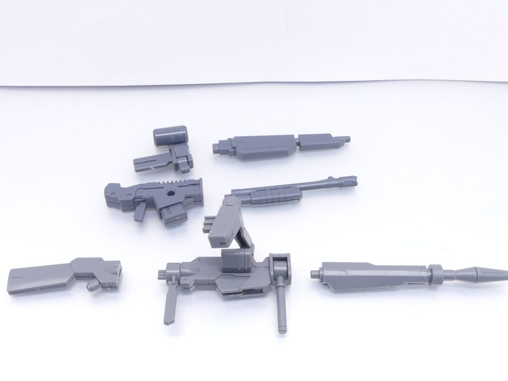 一番汎用性が高いのはこの武装(写真下)。先端は3ミリ軸接続。今までのガンプラ武装キットの一部にも使用されてきたもの。本キット付属の先端にパーツ切り替え可能。後部は・・・「30MM」の射撃(長方形)タブ接続!元々のタブと前後が異なるので使用法は限られますが、30MMの代表的武装カスタマイズ(写真中央)をある程度使えると言うこと。ちなみに一番上は「HGBC 紅ウェポン」の武装。30MMよりも太い長方形接続でパーツを切り替えます。武装テスト(レビュー)もこれだけ多くやっていると・・・色々とその時勢に応じた組み替え提案になっているのだなと実感。