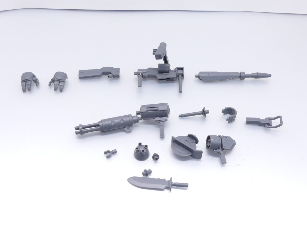 パーツ一覧。・ビームライフル・ガトリング・給弾ベルト・コンバットナイフ・丸ノコ・ドリル・ミサイルランチャー・デミトレーナー用平手ハンドパーツ(左右×1)・ジョイントパーツ各種・・・公式のパーツ紹介から引っ張ってきましたが、キットでの武装解説は若干異なる名称です・・・