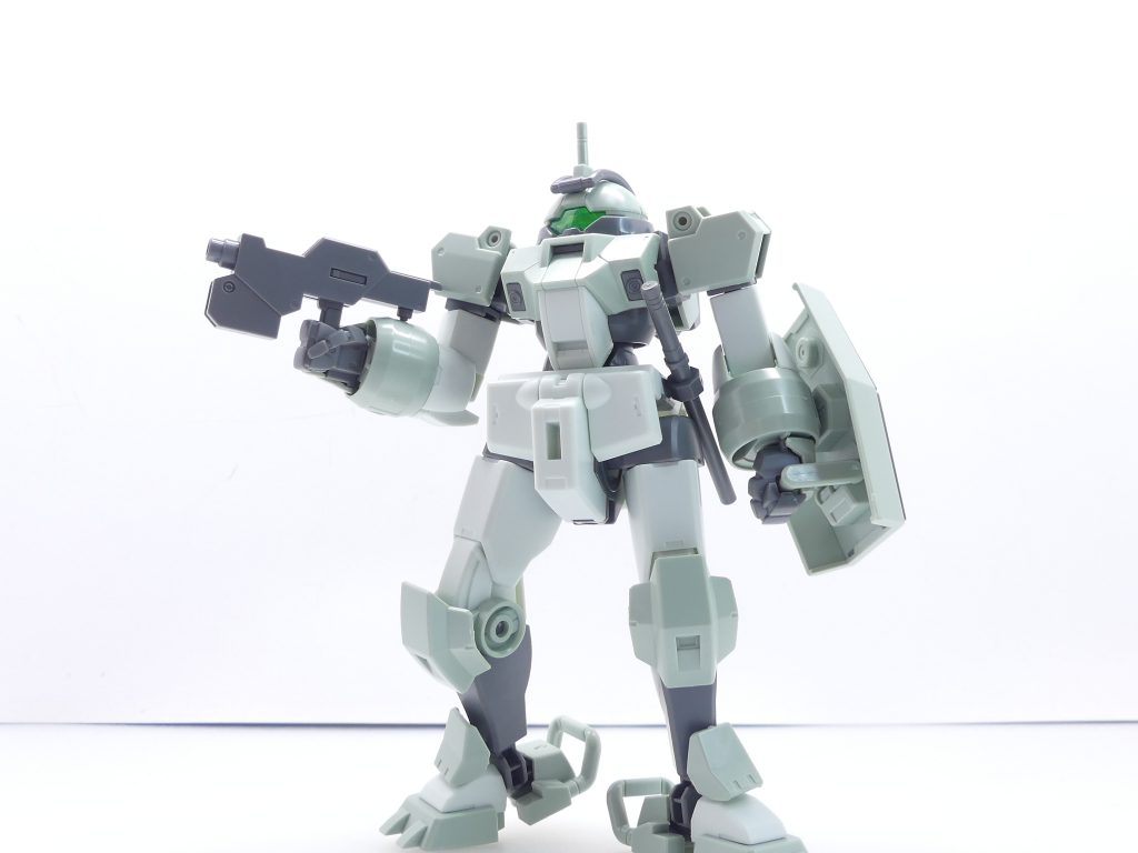 デミトレーナー:アスティカシア高専でごく一般的に使用されているモビルスーツ。余分な要素をそぎ落としたことで操縦性や整備性が高められており、初めてモビルスーツを学ぶために最適な機体。特にパイロット科の訓練によっては本来の専用機ではなくこちらを使用して演習することもあり、スレッタ・マーキュリーなども使用した。シールを貼っていない状態(実際には胸部などにシールあり、5色から選択可能)。「水星」機体は独自の可動範囲強化機構と後はめに特化したパーツブロック構造が特長。そのため、他ガンプラとの互換性は少し低め(特に腰部分)。