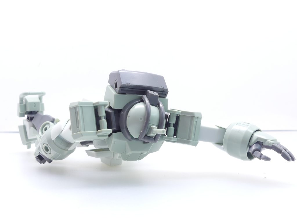 第163改「1年と数ヶ月ぶりの再会」久しぶり。あたし、アルザス・リースリング。GBNのゲーマスから依頼を受けて武装テストをすることになったのは・・・今絶賛放送中の「水星の魔女」の武装。・・・あれでしょ、ガンプラは瞬く間に消え去り、そこには武装パーツだけ山のように残っていた・・・って奴。ガンプラとしては久々の武装キットだものね・・・それを触らせてもらうわ。元々あたし、ファンネルとは非常に、非常に(大事なことなので2回言いました)相性が悪くて、ガンビットひゅんひゅん飛べる踊れるエアリアルとかは完全にスルーしてたのね。そこで、今回は郷に入ればと言うことで・・・デミトレーナーを一機、シールすら貼ってない完全な素組み状態だけど仕入れてきたのよ(今回の記事のために予約しておきました)。アスティカシア高専でごく一般的に利用されるモビルスーツ。そもそもモビルスーツ最大手・ベネリットグループが運営しているだけあって・・・学園内には最新鋭のモビルスーツがひしめき、いろんなものをかけて行う「決闘」はまさにモビルスーツ見本市ね。そんな中でも無個性なデミトレは、その扱いやすさと整備性、モビルスーツの基本を学べると多くの学生に親しまれているわ。