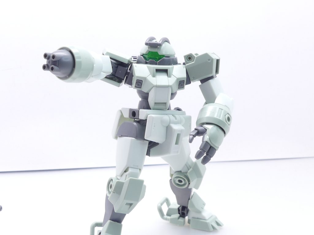 スレッタの地球寮加入のきっかけを作ったミサイルランチャーは専用ジョイントで手首の代わりに使用可能。かつてアヴァランチレックスバスターで使ったものも思い出させますがこちらは一般的なガンプラ用。ただし、ジョイントパーツの3ミリ軸は「30MM」の3ミリ穴だとちょっとゆるめ(逆はOK)。うまく調整を。