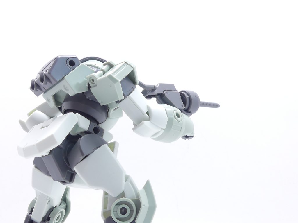 デダラス:デミトレーナー用の統合武装システムの通称。各機能に特化した同規格のブロックユニットを切り替え、最小限の部品構成で最大の効果を発揮する。各武装はマニピュレーターとの交換によって機体前腕に接続可能。代表的なものに4連装ミサイルランチャーやサーキュラーソー、ハンマードリルなどがある。本キット用ライフル基部に各種3ミリ軸武器を接続。ミサイルランチャーに限り3ミリ軸→軸のジョイントが付属するのでそれを介して接続。