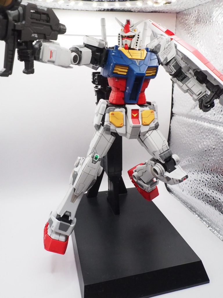 このモールドとエッジの尖った感じが個人的に好きです。RGのモールドもいいですが、横浜ガンダムのスタイルが今までのガンダムの中では一番好みです。