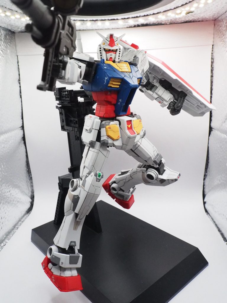 つや消しとスミ入れのみを行いました。ＭＧでは無いので内部のフレームはありません。普通にパーツを組み合わせますが、合わせ目はうまい感じで出てきません。