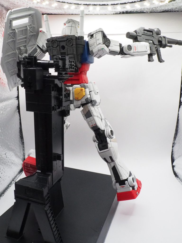 アクションベース的な背中のアレは付属品です。