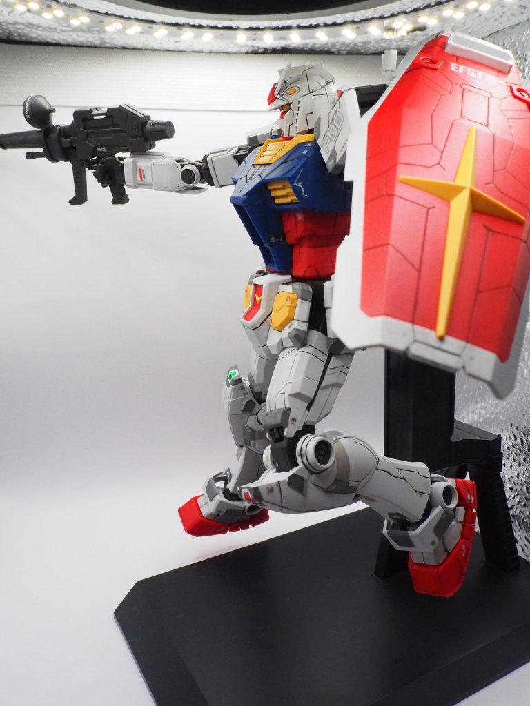 実物のガンダムは動くことをウリとしているだけあって、内部フレームが無いのに結構広い可動範囲となっています。