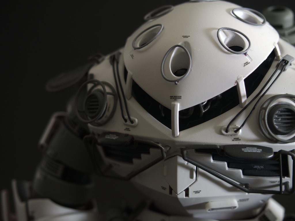 モノアイの横にビニール線を這わせてみました。