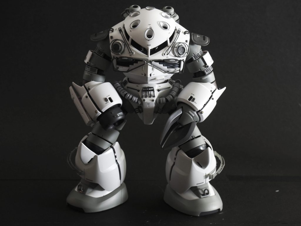 ズゴックおなじみのポージングです。右手はビーム砲のイメージで換装しました。腰部に動力パイプを取り付けています。MAKERS Detail up Partsのディティールアップパーツを随所に取り付けています。www.makers21.com