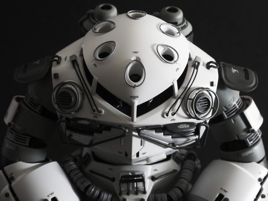 今回のディティールアップのテーマであるパイピングは、『実際に戦場に配置されたら、ガードやメンテナンスのためのパイピングがある程度あるだろうな』という発想で取り付けています。