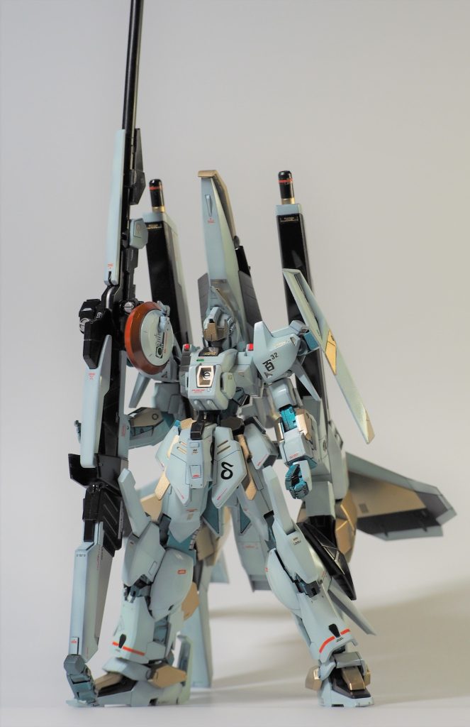 バスターランチャーはかなり長いです.Zのメガビームランチャーなど長物を直置きしているのをよく見ますが,兵器でその扱いは危ないでしょ!ということでスキッドを付属させてます.