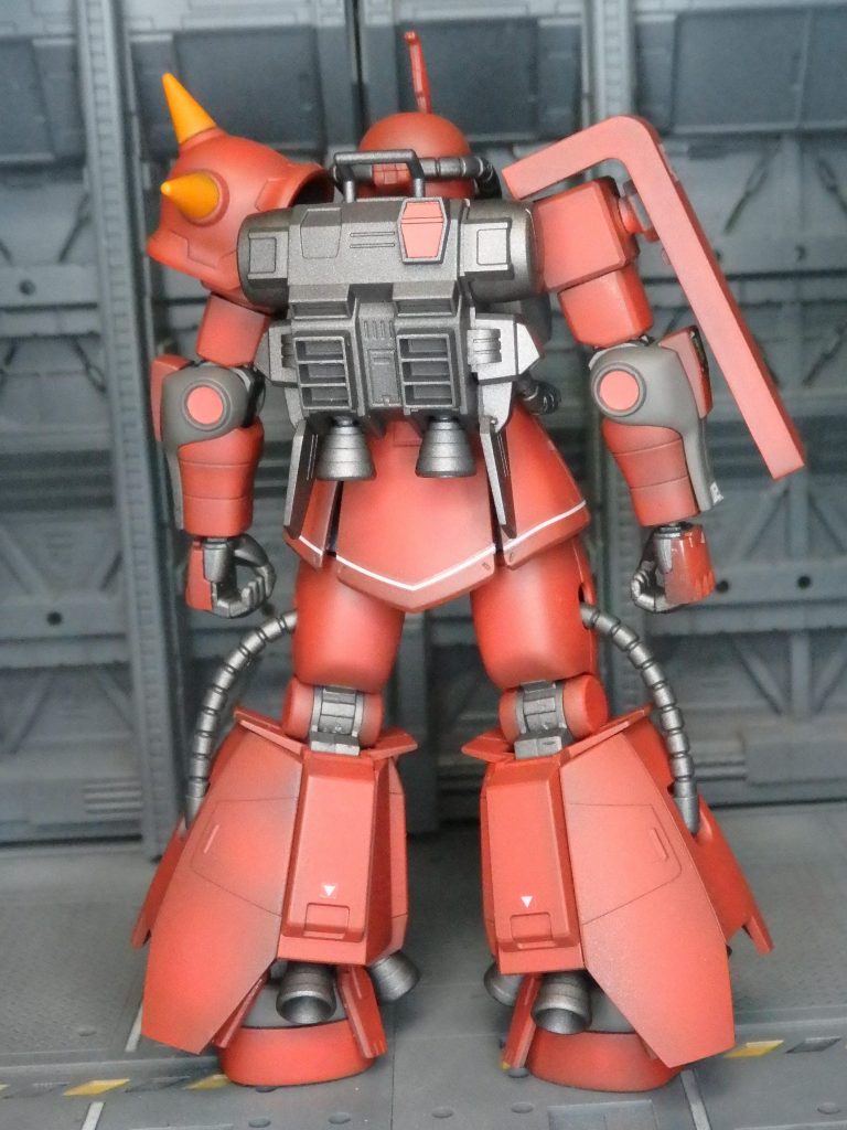 06Rの特徴の一つであるランドセル。スラスター？の内部は赤なのですが、大変なので塗りませんでした。ランドセル右上と、肘の丸部分の赤は付属のシールです。