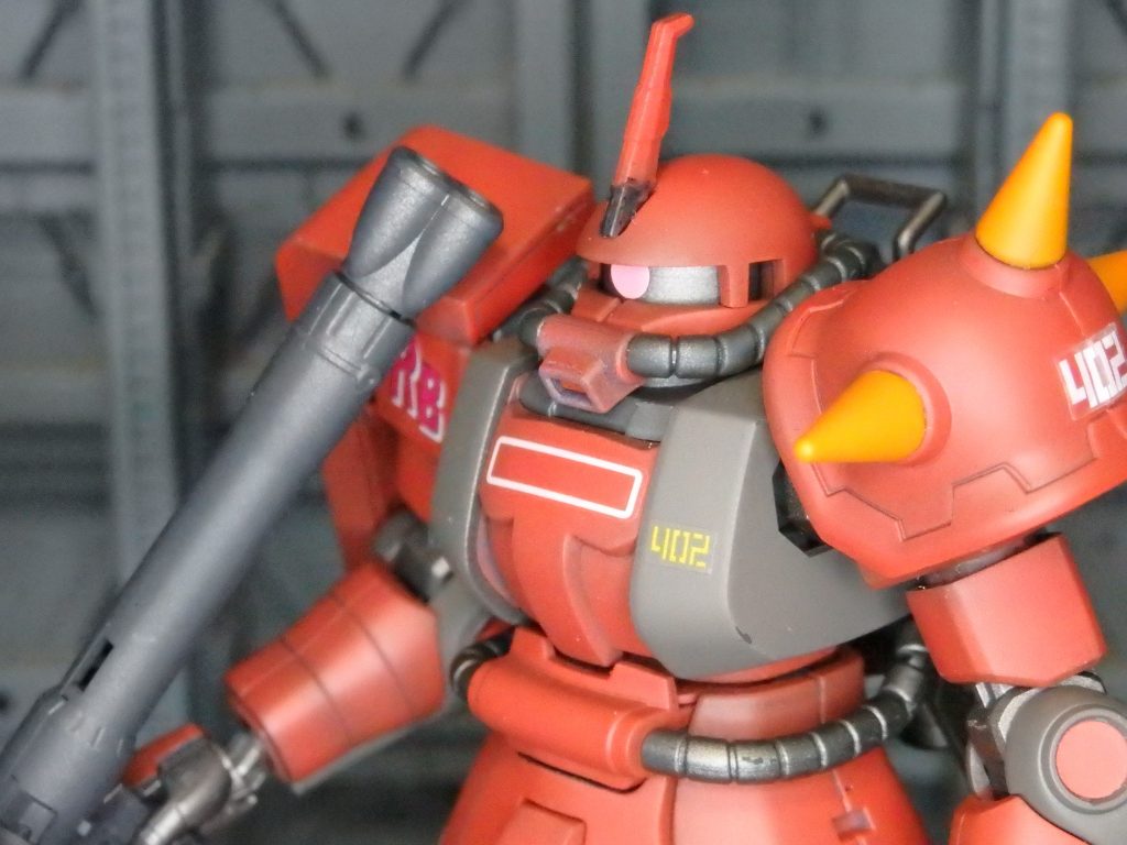 塗装は充電式エアブラシです。下地塗装：黒(Mr)⇒ニュートラルグレー(Mr)赤：シァインレッド(Mr)＋黒(Mr)オレンジ：エヴァオレンジ(g)胸部等：タン(Mr)＋ニュートラルグレー(Mr)関節等：焼鉄色(Mr)武器：焼鉄色(Mr)⇒ニュートラルグレー(Mr)＋黒(Mr)トップコート：Mr.プレミアムトップコートつや消しスプレー下地の黒の上から、ニュートラルグレー、赤の順にグラデーション塗装を行い、中央は発色良く、縁は暗くなるのを目指しました。付属のシールとデカールを指定通りに貼っています。