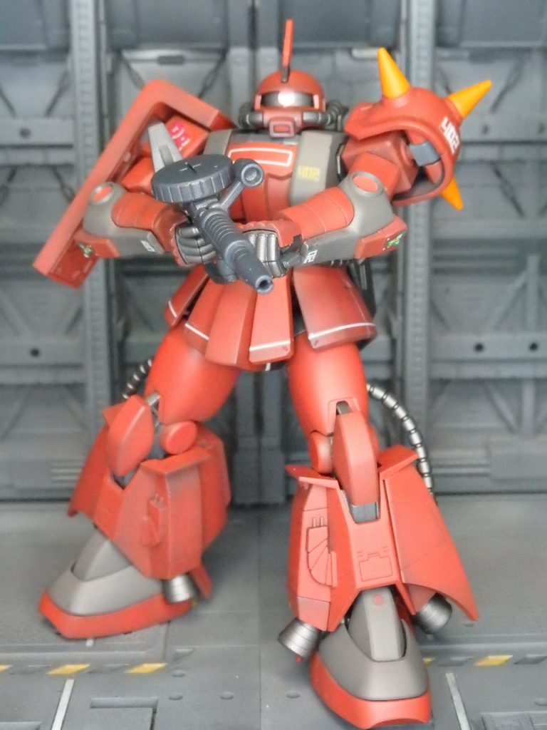 子供の頃の憧れ。ザクマシンガンの両手持ちポーズもバッチリ決まります。