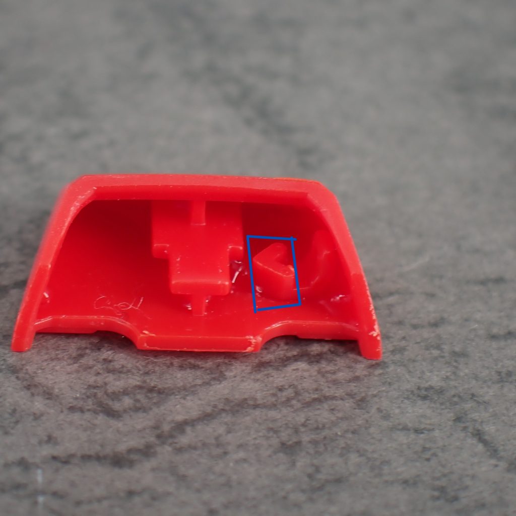 製作中に頭部アンテナ中央の赤い部分（基部）が行方不明になって部屋中探しましたが見つからず、もしやと思い分解してたら足部の空洞部分に居ました。『そこにおったんかい！ワレェ！！』