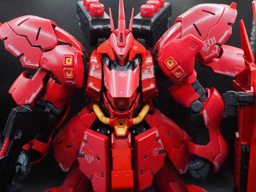 宇宙線焼けを表現出来ないかと思い、飾るのを兼ねて直射日光に当たるところに置いておきました。照明の感じで光が当たって色が薄く見えるのではなく、退色して赤が薄くなってます。街角の古い日焼けした郵便ポストや使い古された郵便配達の軽バンのような薄い褪せた赤色です。