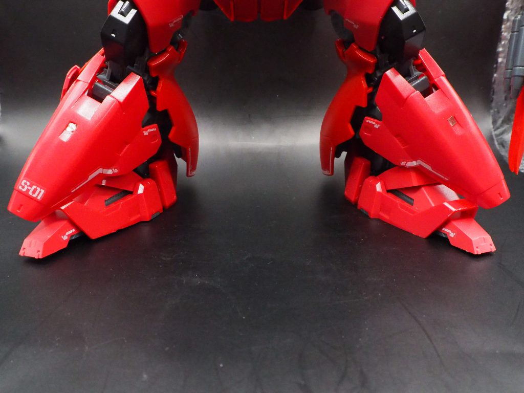 スネ部分も退色してますがわかりずらい…肩、前頭部のツノがついているバイザー部分、後ろに伸びてるトサカ、コクピットハッチ、腰部フロントアーマー、スネが色褪せました。