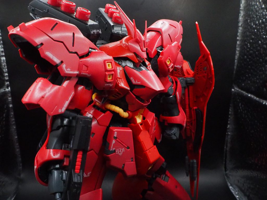 この角度だと肩の退色がわかりやすいかも。照明の感じでテカっているように見えますが退色した赤色です。襟足部分の赤と比べてみてください。スターウォーズのような焼けを期待しましたが色があると難しいようです。白かグレーだったらもうちょっとうまいこと焼けてたかもしれないです。