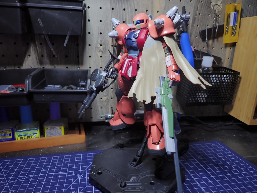 コンセプトとしてまず”ジオンの亡霊”というコンセプトを立てそこからマントと暗めの蒼を基調にした見た目に決定。次に漫画［ジョニーライデンの帰還］に出てくるゲルググ・ウェルテクスのように見た目は旧いMSだけど、中身は高スペック機体という設定を採用しました。