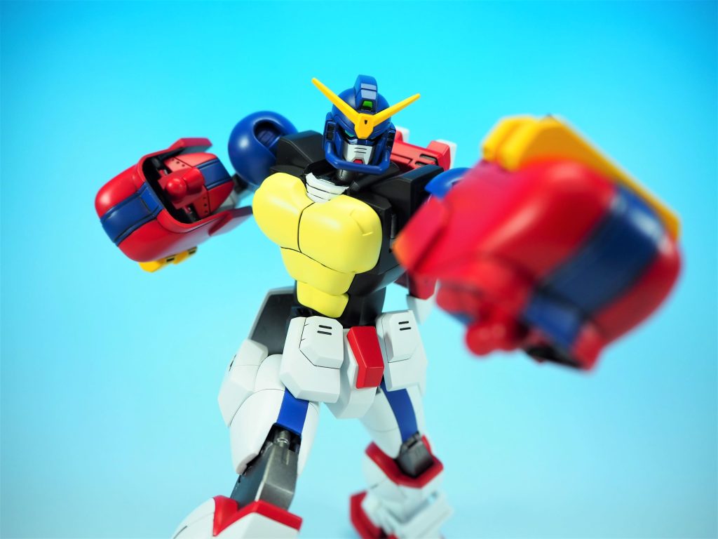 設定通り、上半身はノーマルモード以上の可動が可能肩アーマーは前後スイングの関節を仕込むことでより広い可動域になった