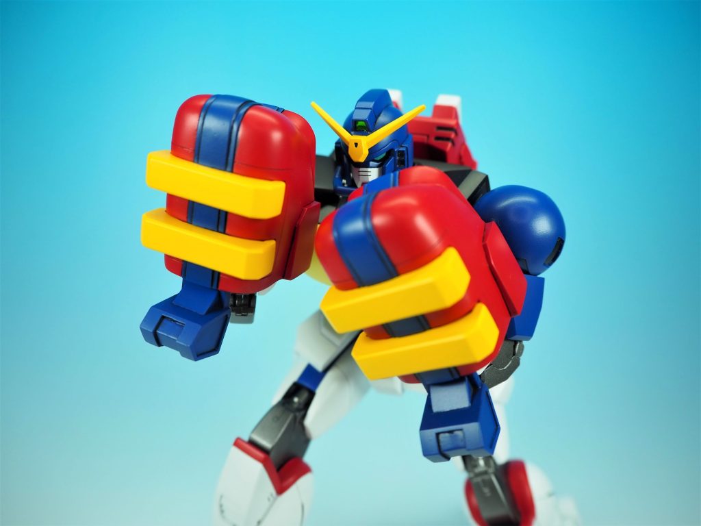 前腕部の軸可動のおかげで、グラブの方向を自由に変えられますこれによりグラブを前に構えたスパーリング時の姿も再現可能