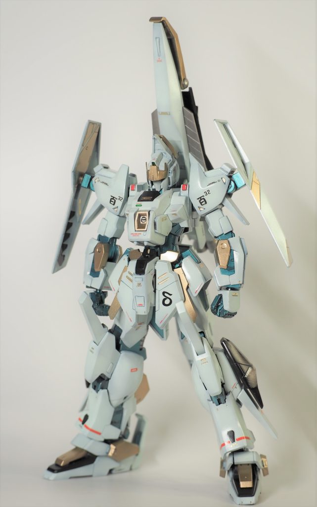 胃もたれ気味のあなたに背部兵装パックをオミットした姿を.塗装は,関節・フレームは黒下地に青竹色を.これがなかなかいい色味.外装白はエルガイム用のヘビーホワイトを.こういう形で使うならさいしょからこれと決めて.金でスペシャル感を添えました.デカールも金を使ってみたのだけど,なかなか面白かった.砲の先や脛の赤ラインも好きなポイント.