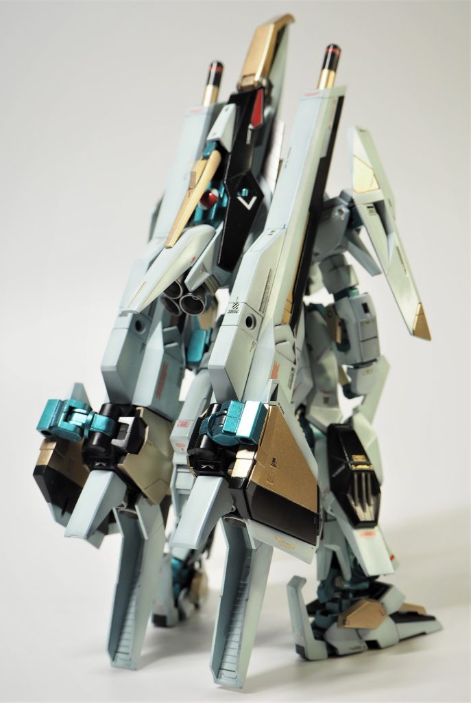 リアはなんだかよくわらかないMSになってますが,両側のビームカノンとスラスターの複合ユニットは,アメイジングウェポンバインダーとライトニングバックウェポンの接合に,ウイングはHGUCリガズィから.センターはライトニングガンダムのシールドに,先端はHGUCのGディフェンサーのMk-Ⅱの脚をおさえておくパーツで,リアはZⅡのパーツです.リアアーマーにHGUCガンダム7号機のスラスターポッドを接続して,そこにビームカノンユニットを繋いでいます.接続パーツはビルドアームアームズなどなど.