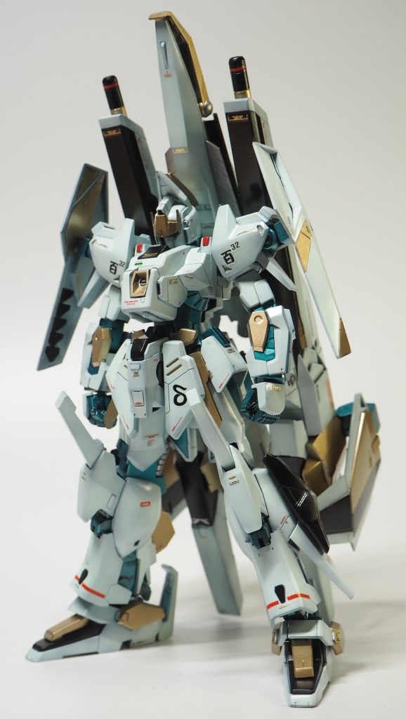 見ての通りかなり盛りました.百万式ベースで,デルタガンダムのパーツやらを足してます.腹がどう見てもMHとかHM方面だったので,そっちに引っ張られてエルガイムMk-Ⅱがイメージにありました.頭の烏帽子みたいな感じはもろにその影響.頭部は前後延長にプラ板で少しフォルムを変えています.冠はデルタガンダムのパーツは角度が微妙で自分の欲しい形ではなかったので百万式+プラ板で形作っています.烏帽子パーツはHGUCギャプランの頭です.ただの烏帽子ではないのです(最後まで見ていただければ!).胸はEX-Sにプラ板.コックピットの守りはばっちり.膝はライトニングZ,脛にはHGUCガンダムMk-Ⅱのアーマー,踵にはメガライドライダーのパーツ,だったような.