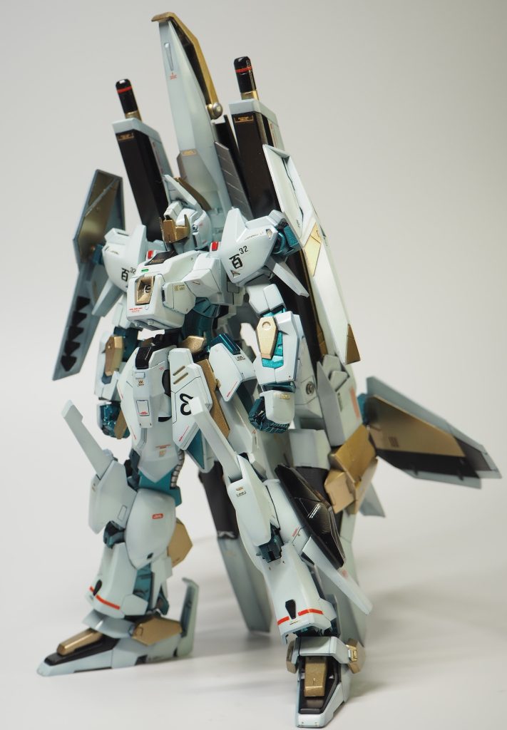 ウイングは展開できます.ビルド要素を増したかったのもあり,両肩のバインダーシールドと,下腿のスラスターはウォドムポッドから持ってきて,ちょっとい世界観を出したつもりです.