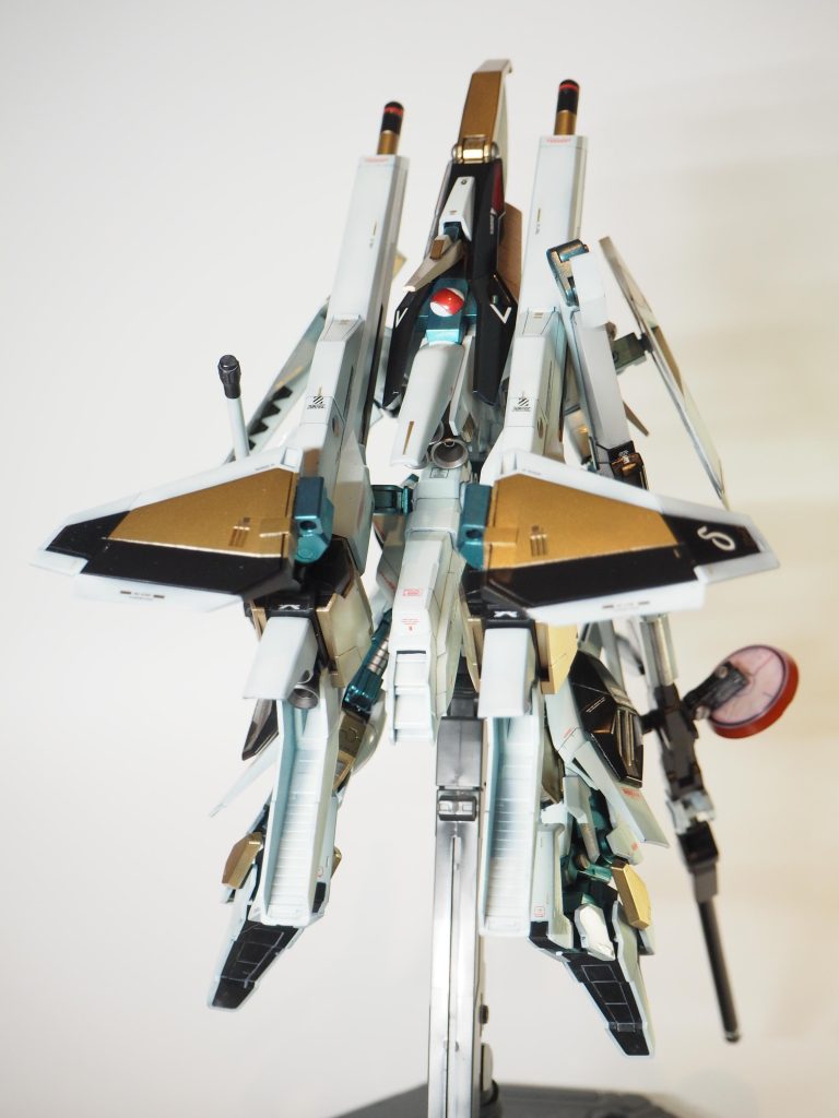 ぶっ飛んでいきそうなバックスタイル.そう,これは可変機・・・.