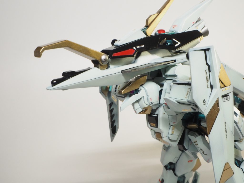 頭部の烏帽子はギャプラン頭でしたが,怪鳥モードのセンサーとなるのです.そして,怪鳥の嘴からは高収束ビームを発射.