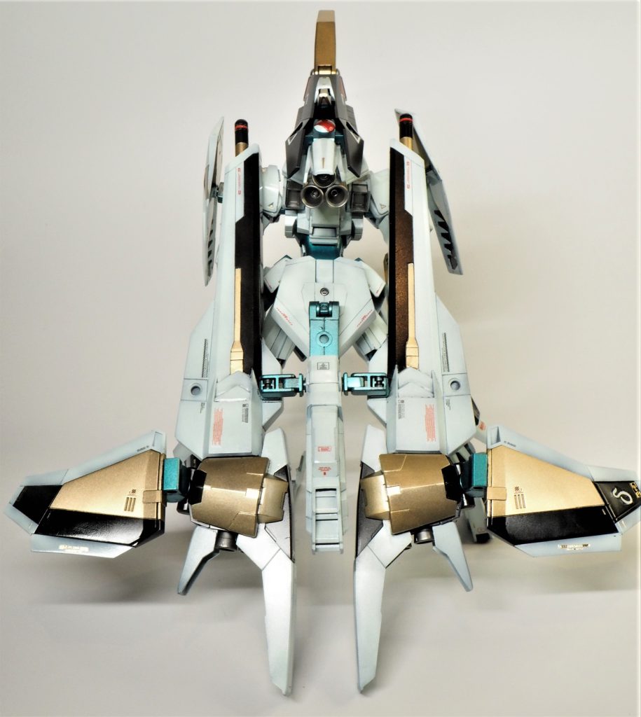 飛びます.当初はウイングを装備していなかったんですが,やはり鳥っぽく,というか飛びそうな見た目にならなかったので,だいぶ後半に作製しました.