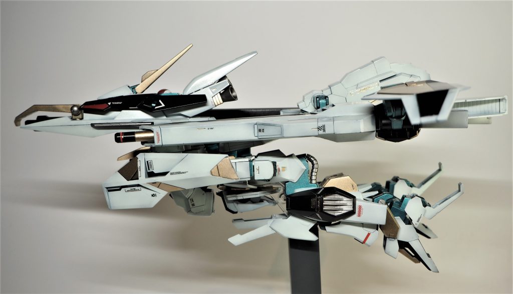 飛びます,かね?脚畳まないほうが厚みないよね・・・.高出力ビーム兵装をすべて進行方向に向けた突撃形態です.