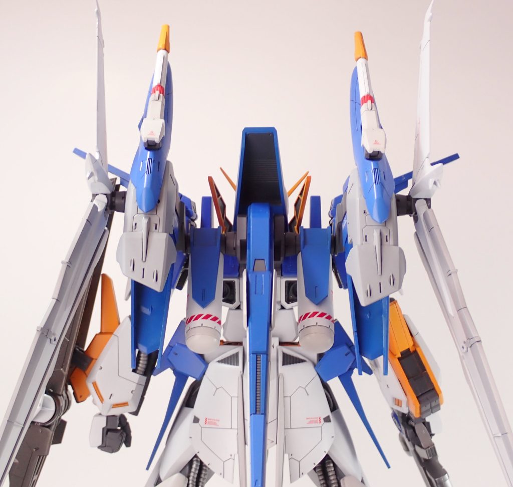 バックパックにもう少しゆとりが欲しかったので各接続部分にバーニア状のパーツを噛ませて延長。最終的に1cmくらいは外側に移動させています。