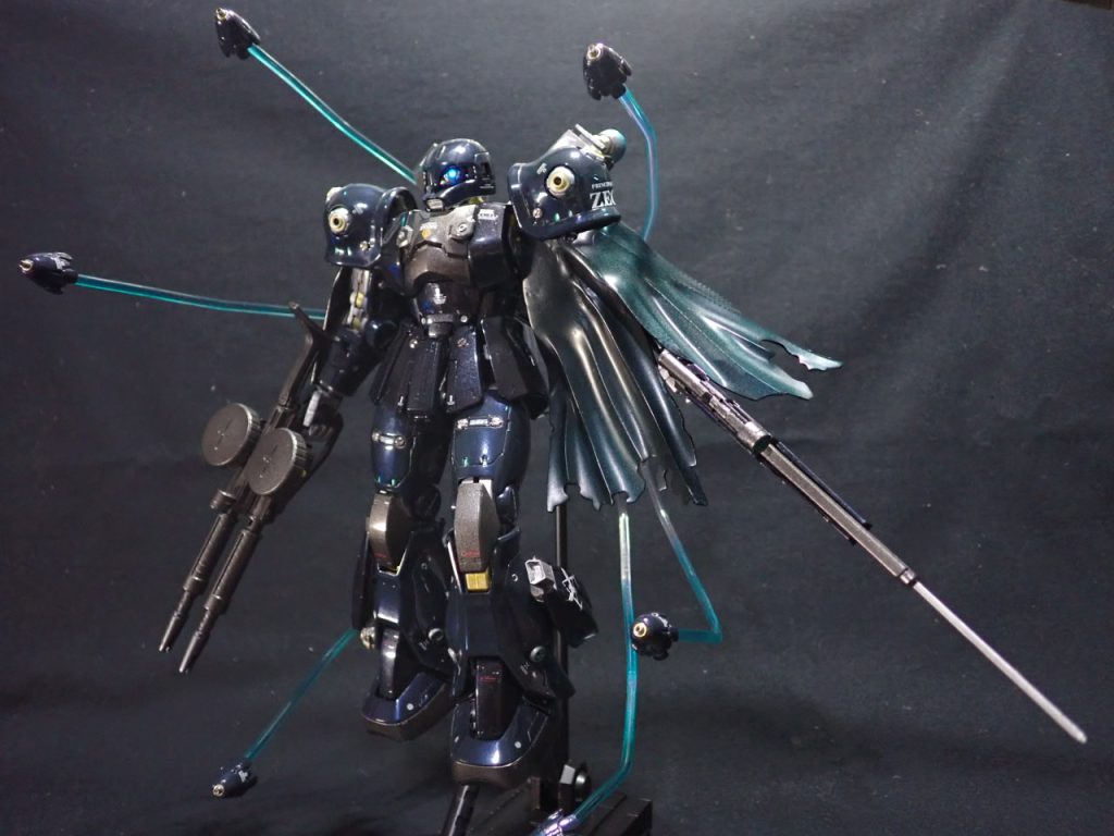 今回初めてキャンディ塗装に挑戦して結構いい出来になったと思っていたが、写真が上手く撮れないのなんの、光を拾いやすいのでライトの位置を変えるのに四苦八苦し、おまけに寒色なので黒背景だと撮影の難易度が爆上がりだった。写真ではわかりにくくなったのは残念だが、飾るために作ったものなのだから個人的に良しとしよう。