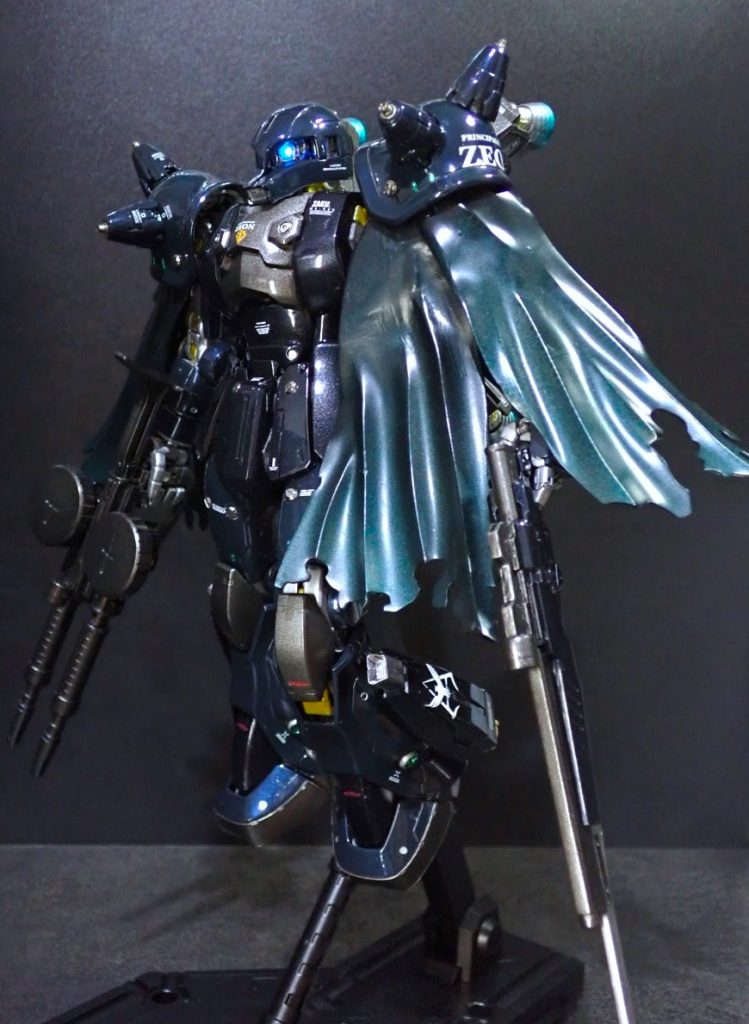 【ABCマント】旧ザクのもっさりとしたイメージを変えるため装着させた。ABCマントらしさをだすために、うっすらとハニカム型のステンシルが出るように塗装してみた。